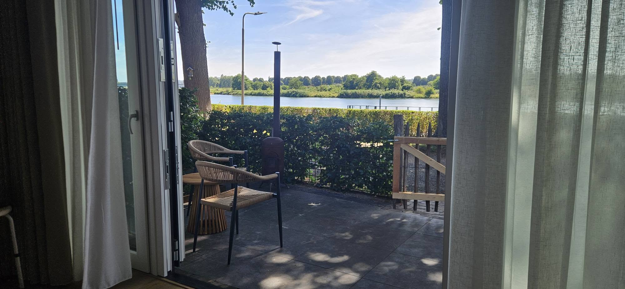 Eigen terras met zithoek en uitzicht over de Maas