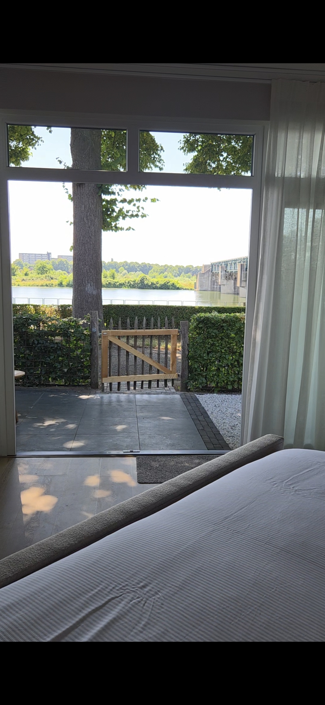 Uitzicht vanuit de kamer door de openslaande deuren op de Maas