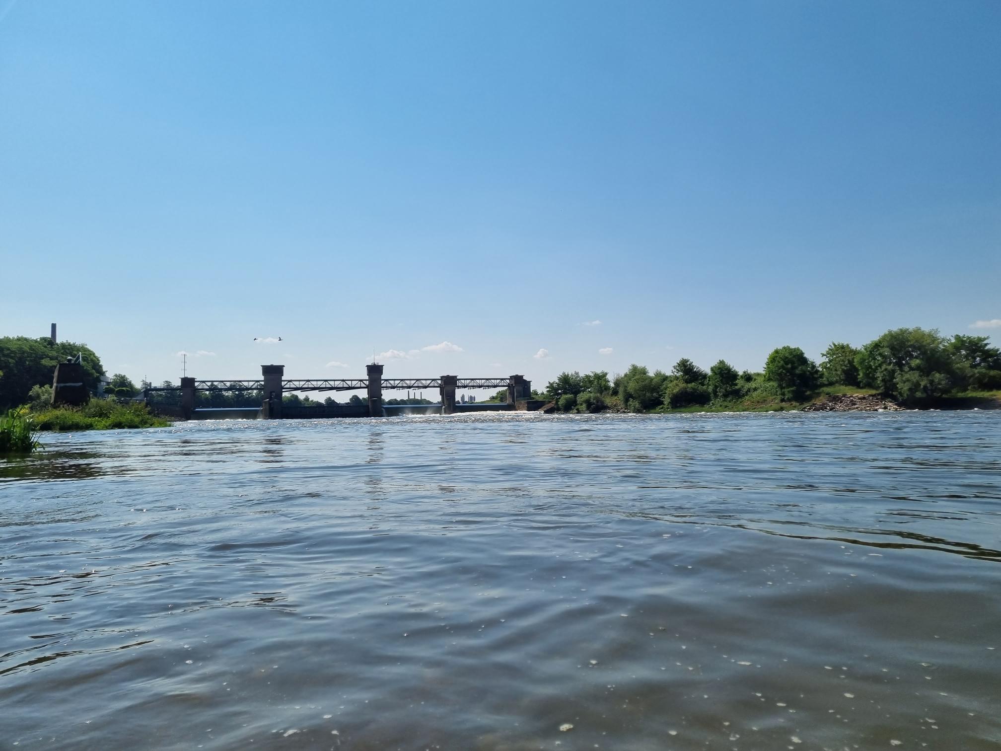 De sluis in de Maas op een zonnige dag